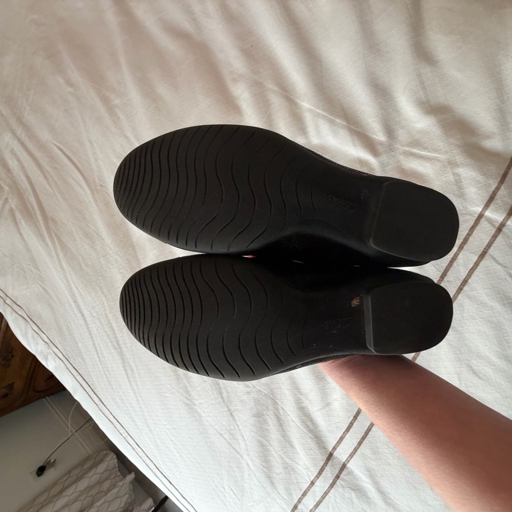 Clark’s Elegant Black Women's Flats - Picture 2 of 3